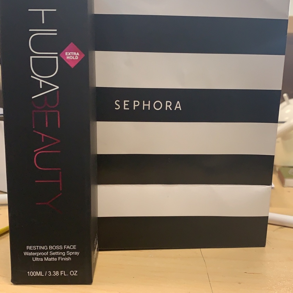 HUDA Beauty setting spray